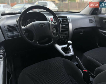 Серый Хендай Туксон, объемом двигателя 2 л и пробегом 202 тыс. км за 10000 $, фото 27 на Automoto.ua
