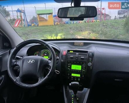 Серый Хендай Туксон, объемом двигателя 1.99 л и пробегом 132 тыс. км за 10000 $, фото 18 на Automoto.ua