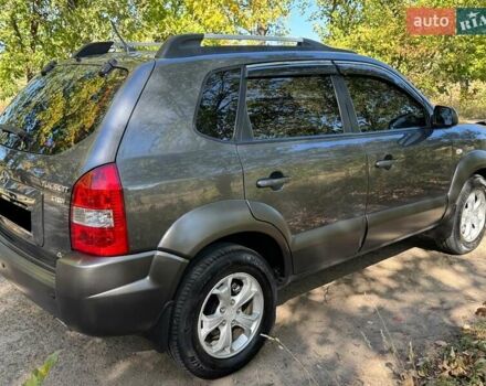 Серый Хендай Туксон, объемом двигателя 1.99 л и пробегом 146 тыс. км за 10000 $, фото 1 на Automoto.ua