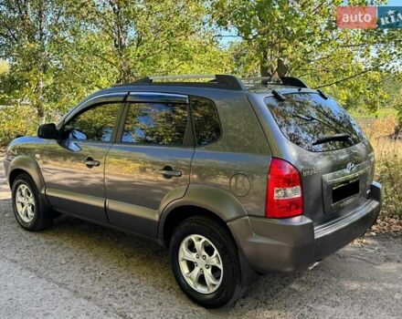 Серый Хендай Туксон, объемом двигателя 1.99 л и пробегом 146 тыс. км за 10000 $, фото 2 на Automoto.ua