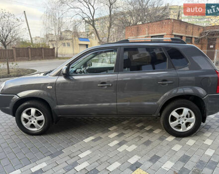 Серый Хендай Туксон, объемом двигателя 2 л и пробегом 202 тыс. км за 10000 $, фото 2 на Automoto.ua