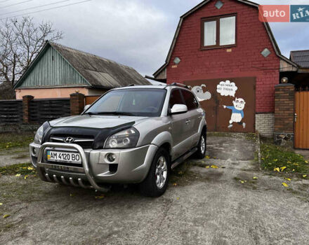 Серый Хендай Туксон, объемом двигателя 1.98 л и пробегом 274 тыс. км за 7700 $, фото 1 на Automoto.ua