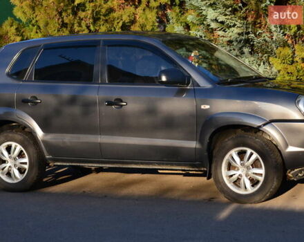 Серый Хендай Туксон, объемом двигателя 2 л и пробегом 271 тыс. км за 8000 $, фото 44 на Automoto.ua