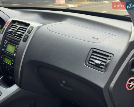 Сірий Хендай Туксон, об'ємом двигуна 2 л та пробігом 124 тис. км за 8900 $, фото 16 на Automoto.ua