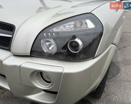 Серый Хендай Туксон, объемом двигателя 1.98 л и пробегом 307 тыс. км за 8700 $, фото 13 на Automoto.ua