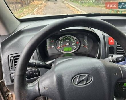 Серый Хендай Туксон, объемом двигателя 1.99 л и пробегом 243 тыс. км за 7700 $, фото 3 на Automoto.ua