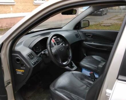 Сірий Хендай Туксон, об'ємом двигуна 2 л та пробігом 225 тис. км за 8700 $, фото 2 на Automoto.ua