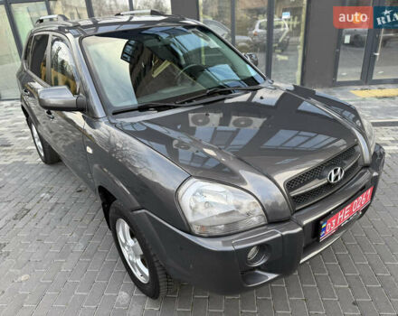 Серый Хендай Туксон, объемом двигателя 2 л и пробегом 202 тыс. км за 10000 $, фото 15 на Automoto.ua