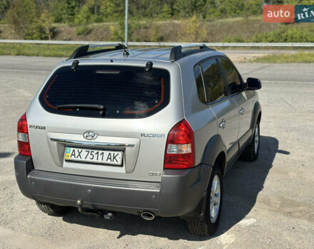 Сірий Хендай Туксон, об'ємом двигуна 2 л та пробігом 173 тис. км за 8800 $, фото 22 на Automoto.ua