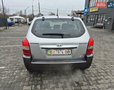 Серый Хендай Туксон, объемом двигателя 1.98 л и пробегом 189 тыс. км за 8300 $, фото 4 на Automoto.ua