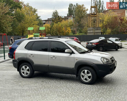 Сірий Хендай Туксон, об'ємом двигуна 1.98 л та пробігом 227 тис. км за 7800 $, фото 9 на Automoto.ua