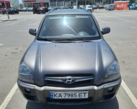 Серый Хендай Туксон, объемом двигателя 1.98 л и пробегом 228 тыс. км за 8700 $, фото 3 на Automoto.ua
