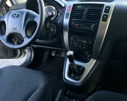 Сірий Хендай Туксон, об'ємом двигуна 2 л та пробігом 166 тис. км за 8950 $, фото 22 на Automoto.ua