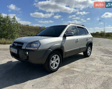 Сірий Хендай Туксон, об'ємом двигуна 2 л та пробігом 173 тис. км за 8800 $, фото 9 на Automoto.ua