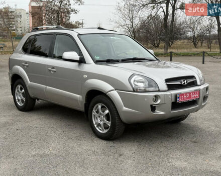 Серый Хендай Туксон, объемом двигателя 2 л и пробегом 195 тыс. км за 9950 $, фото 2 на Automoto.ua