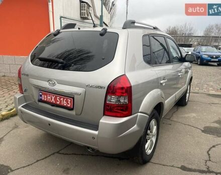 Серый Хендай Туксон, объемом двигателя 2 л и пробегом 158 тыс. км за 9600 $, фото 4 на Automoto.ua