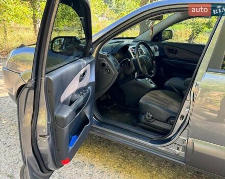 Серый Хендай Туксон, объемом двигателя 1.99 л и пробегом 146 тыс. км за 10000 $, фото 4 на Automoto.ua