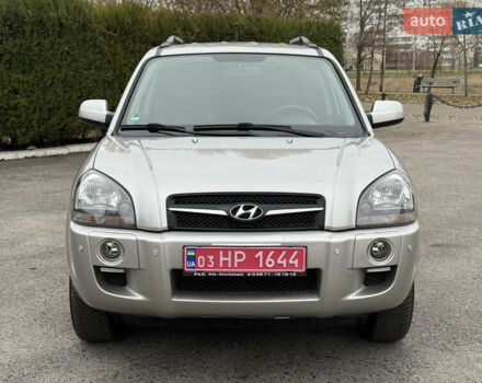 Серый Хендай Туксон, объемом двигателя 2 л и пробегом 195 тыс. км за 9950 $, фото 1 на Automoto.ua