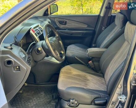 Серый Хендай Туксон, объемом двигателя 1.99 л и пробегом 146 тыс. км за 10000 $, фото 5 на Automoto.ua