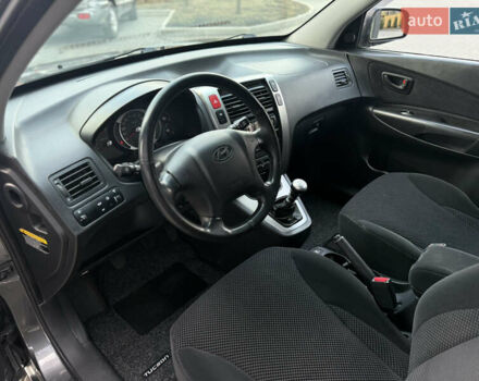 Серый Хендай Туксон, объемом двигателя 2 л и пробегом 202 тыс. км за 10000 $, фото 19 на Automoto.ua