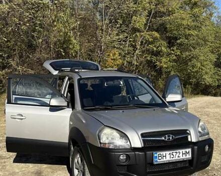 Серый Хендай Туксон, объемом двигателя 2.66 л и пробегом 159 тыс. км за 9999 $, фото 2 на Automoto.ua