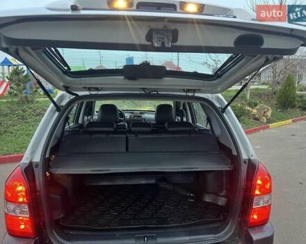 Серый Хендай Туксон, объемом двигателя 1.99 л и пробегом 132 тыс. км за 10000 $, фото 14 на Automoto.ua