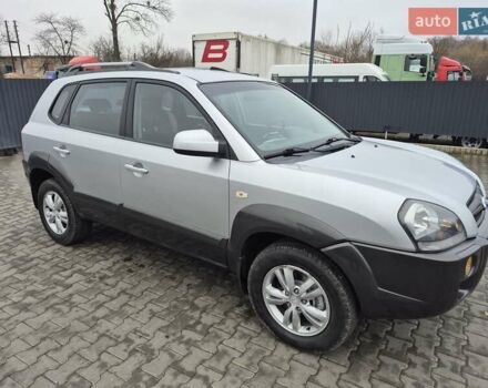 Серый Хендай Туксон, объемом двигателя 1.98 л и пробегом 189 тыс. км за 8300 $, фото 1 на Automoto.ua