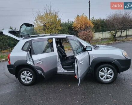 Серый Хендай Туксон, объемом двигателя 2 л и пробегом 100 тыс. км за 10400 $, фото 61 на Automoto.ua