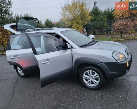 Серый Хендай Туксон, объемом двигателя 2 л и пробегом 100 тыс. км за 10400 $, фото 57 на Automoto.ua