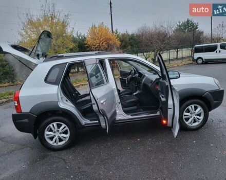 Серый Хендай Туксон, объемом двигателя 2 л и пробегом 100 тыс. км за 10400 $, фото 55 на Automoto.ua