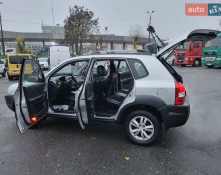 Серый Хендай Туксон, объемом двигателя 2 л и пробегом 100 тыс. км за 10400 $, фото 53 на Automoto.ua