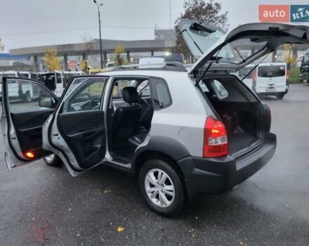 Серый Хендай Туксон, объемом двигателя 2 л и пробегом 100 тыс. км за 10400 $, фото 52 на Automoto.ua