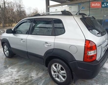 Серый Хендай Туксон, объемом двигателя 2.7 л и пробегом 204 тыс. км за 7200 $, фото 2 на Automoto.ua