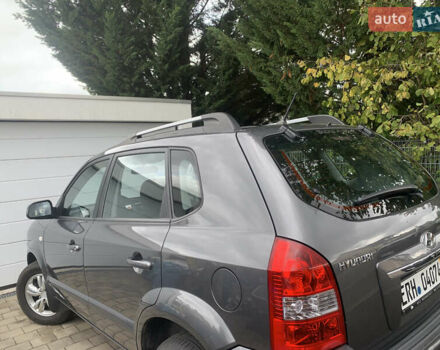 Серый Хендай Туксон, объемом двигателя 1.98 л и пробегом 117 тыс. км за 10350 $, фото 3 на Automoto.ua
