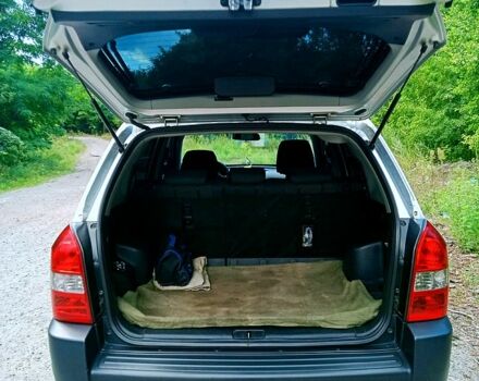 Сірий Хендай Туксон, об'ємом двигуна 2 л та пробігом 181 тис. км за 9900 $, фото 3 на Automoto.ua