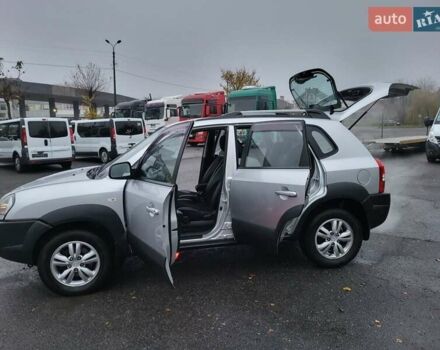 Серый Хендай Туксон, объемом двигателя 2 л и пробегом 100 тыс. км за 10400 $, фото 50 на Automoto.ua