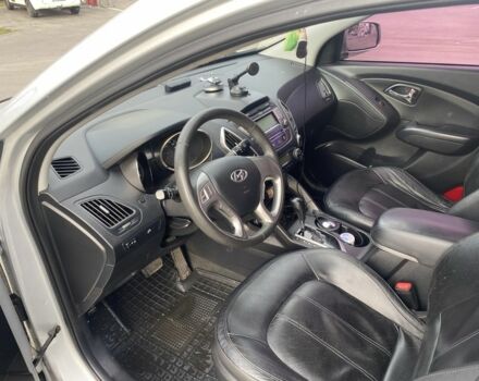 Сірий Хендай Туксон, об'ємом двигуна 2 л та пробігом 206 тис. км за 11500 $, фото 6 на Automoto.ua