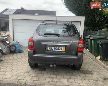 Серый Хендай Туксон, объемом двигателя 1.98 л и пробегом 117 тыс. км за 10350 $, фото 2 на Automoto.ua