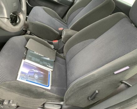 Сірий Хендай Туксон, об'ємом двигуна 2 л та пробігом 117 тис. км за 10350 $, фото 4 на Automoto.ua