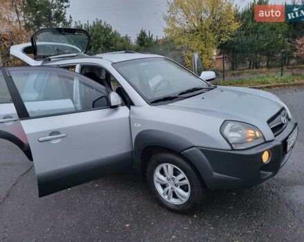 Серый Хендай Туксон, объемом двигателя 2 л и пробегом 100 тыс. км за 10400 $, фото 64 на Automoto.ua