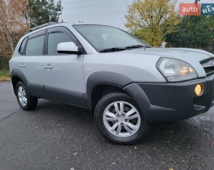 Серый Хендай Туксон, объемом двигателя 2 л и пробегом 100 тыс. км за 10400 $, фото 4 на Automoto.ua