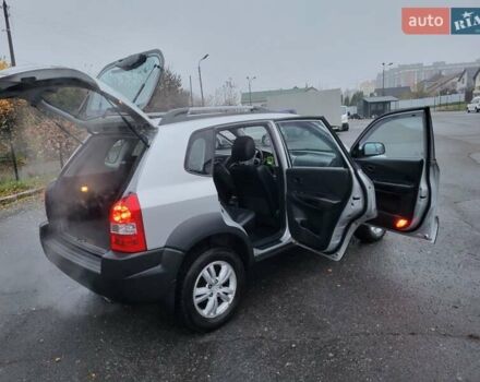 Серый Хендай Туксон, объемом двигателя 2 л и пробегом 100 тыс. км за 10400 $, фото 54 на Automoto.ua