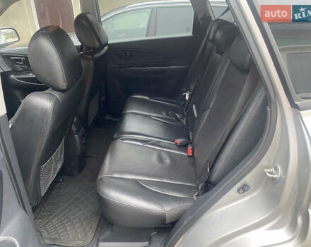 Сірий Хендай Туксон, об'ємом двигуна 1.98 л та пробігом 183 тис. км за 8350 $, фото 7 на Automoto.ua