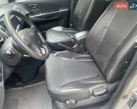 Сірий Хендай Туксон, об'ємом двигуна 1.98 л та пробігом 183 тис. км за 8350 $, фото 6 на Automoto.ua