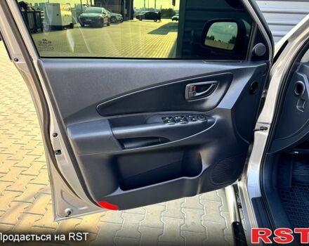 Сірий Хендай Туксон, об'ємом двигуна 2 л та пробігом 120 тис. км за 10700 $, фото 2 на Automoto.ua