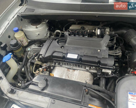 Сірий Хендай Туксон, об'ємом двигуна 1.98 л та пробігом 183 тис. км за 8350 $, фото 5 на Automoto.ua