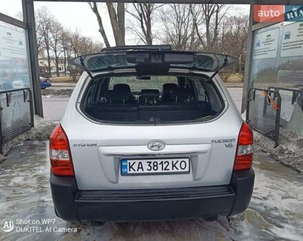 Серый Хендай Туксон, объемом двигателя 2.7 л и пробегом 204 тыс. км за 7200 $, фото 1 на Automoto.ua