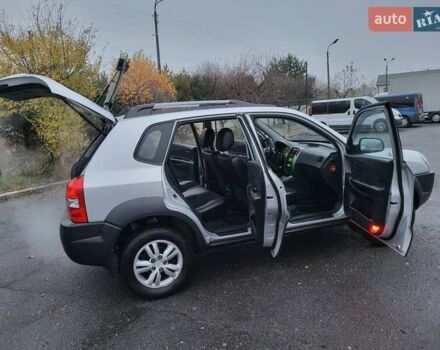 Серый Хендай Туксон, объемом двигателя 2 л и пробегом 100 тыс. км за 10400 $, фото 63 на Automoto.ua