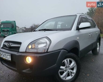 Серый Хендай Туксон, объемом двигателя 2 л и пробегом 100 тыс. км за 10400 $, фото 2 на Automoto.ua