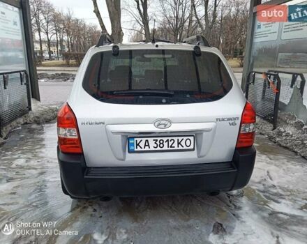 Серый Хендай Туксон, объемом двигателя 2.7 л и пробегом 204 тыс. км за 7200 $, фото 4 на Automoto.ua